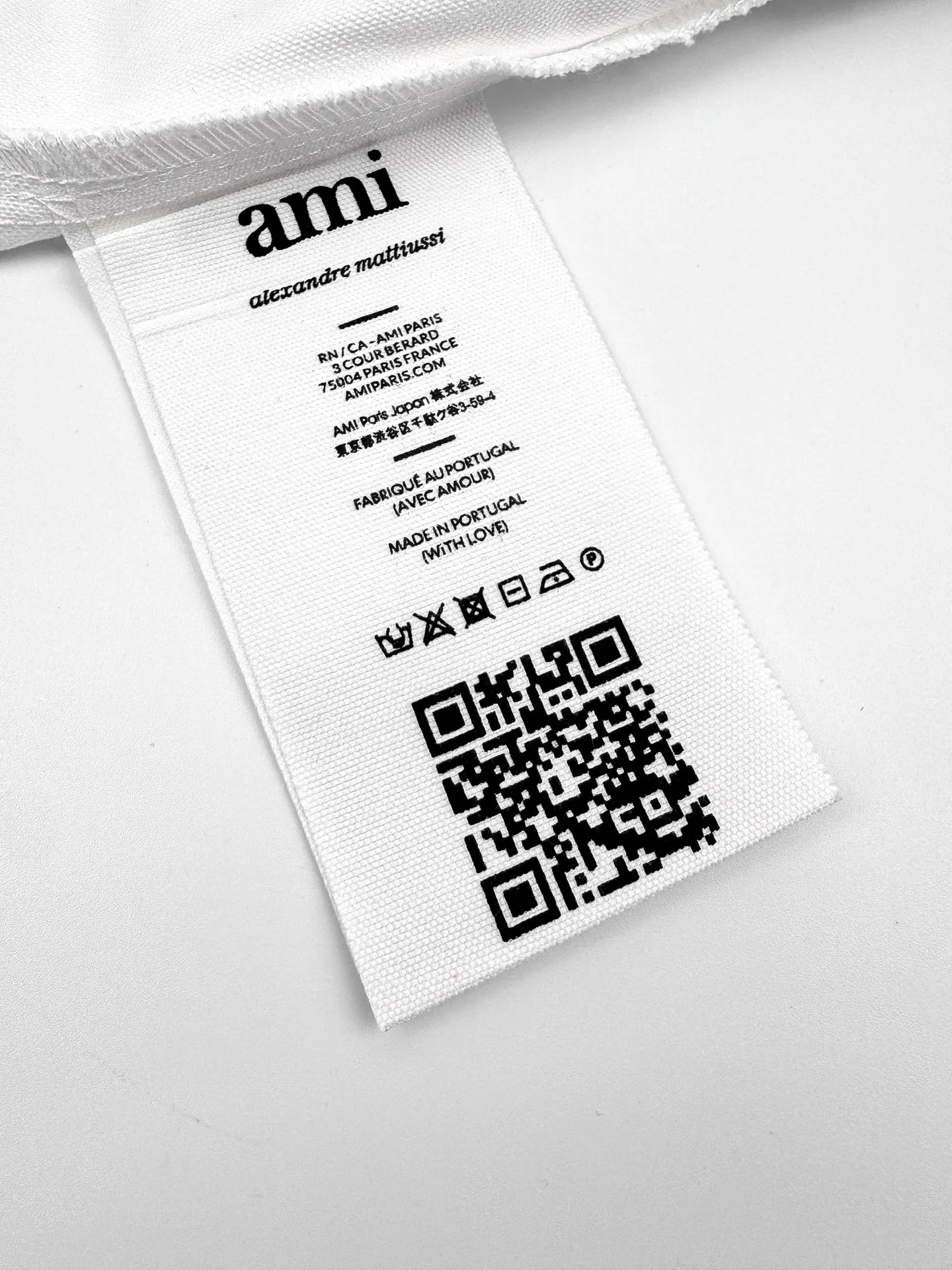 Ami Paris love embroidered short-sleeved shirt. Custom-made high-density double-ply Oxford spinning. Tight and smooth. Comfortable and close to the skin. A touch of simple white. Pure and elegant. Black silk thread dances on the chest with love embroidery. It is low-key and powerful. It is bounded by pockets and hides the French romance. It is the ultimate simplification of color. It uses the ultimate restraint to interpret an effortless sense of luxury. Process 1: Using imported machine embroidery technology using advanced computer control systems and precision mechanical components. Realize Ami's love embroidery work with high precision and smooth and delicate lines. Process 2: The fabrics are washed and have a better hand feel. Not easy to deform, not easy to shrink, not easy to fade, and maintain long-term beauty. Accessories: Customized 1:1 Ami buttons. Customized 1:1 Ami trademark. Version: Loose version. Size: 37 38 39 40. Style number: BB 803.